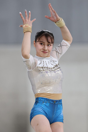 女子で優勝した杉原愛子のゆかの演技=17日、東京体育館