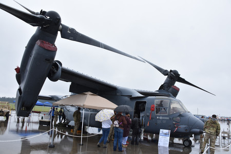 米軍横田基地の日米友好祭で、展示された米軍の輸送機CV22オスプレイ=17日、横田基地