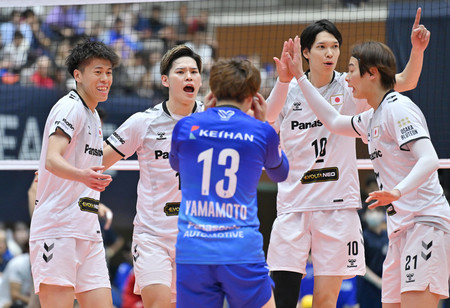 準決勝のフーラード戦第3セット、得点を奪い喜ぶ西田(左から2人目)ら大阪Bの選手たち=17日、島津アリーナ京都