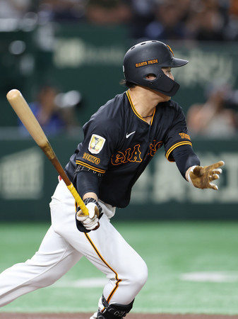 2回、先制の適時打を放つ巨人の中山=17日、東京ドーム
