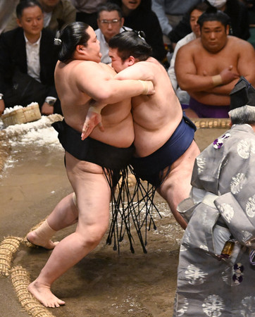 豪ノ山(右)は寄り切りで琴桜を破る=17日、東京・両国国技館