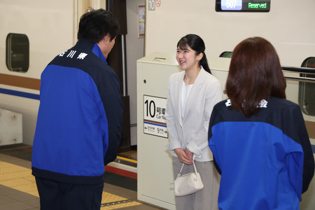 JR金沢駅に到着された天皇、皇后両陛下の長女愛子さま。左は石川県の馳浩知事=18日午前、金沢市