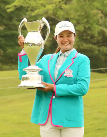 逆転でツアー通算3勝目を挙げた神谷そら=18日、福岡雷山GC