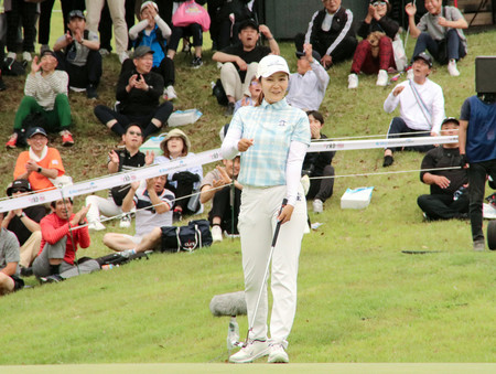 18番、イーグルパットを沈め、優勝を決めた神谷そら=18日、福岡雷山GC