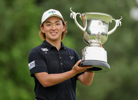 ツアー初優勝を果たし、笑顔で撮影に応じる金子駆大=18日、滋賀・日野GC