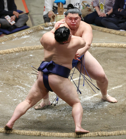 大の里(奥)は押し出しで平戸海を下す=18日、東京・両国国技館