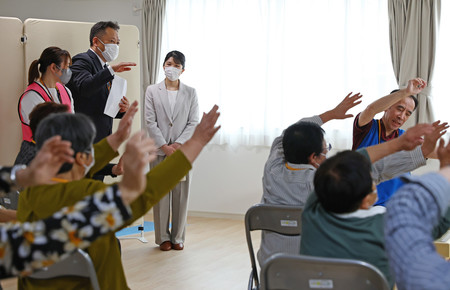 仮設住宅の集会所を視察される天皇、皇后両陛下の長女愛子さま=18日午後、石川県七尾市(代表撮影)