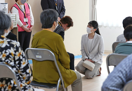 仮設住宅の集会所で入居者に声を掛けられる天皇、皇后両陛下の長女愛子さま=18日午後、石川県七尾市(代表撮影)