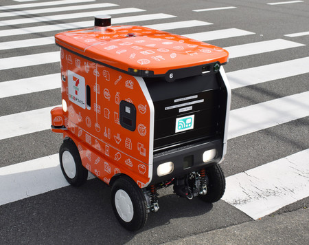 デモンストレーションでセブン―イレブンの店舗から商品を運ぶ自動配送ロボット=15日、東京都八王子市