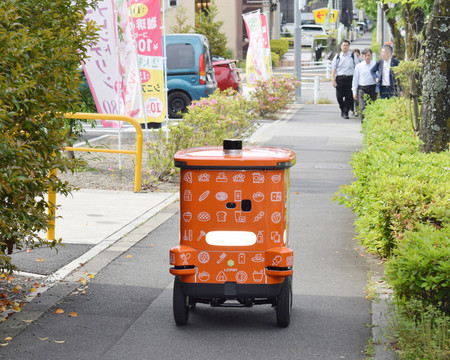 デモンストレーションで注文を受けた商品を店舗から配達する自動配送ロボット=15日、東京都八王子市