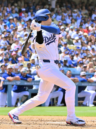 エンゼルス戦の5回、適時打を放つドジャースの大谷=18日、ロサンゼルス