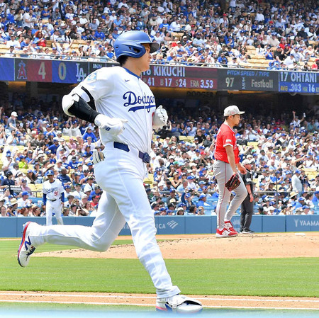 エンゼルス戦の3回、安打を放ったドジャースの大谷。右奥は先発の菊池=18日、ロサンゼルス