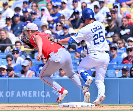 ドジャース戦の6回、エドマンの内野ゴロで一塁ベースカバーに入り、打者走者と接触するエンゼルスの菊池(左)=18日、ロサンゼルス