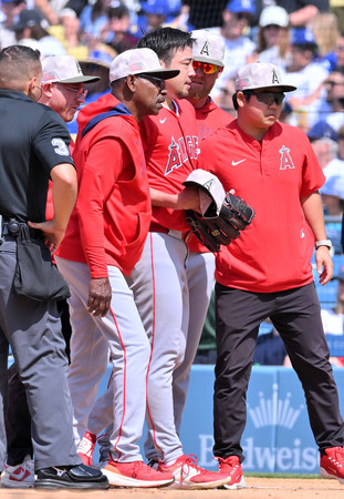 ドジャース戦の6回、負傷しベンチへ戻るエンゼルス先発の菊池(中央)=18日、ロサンゼルス