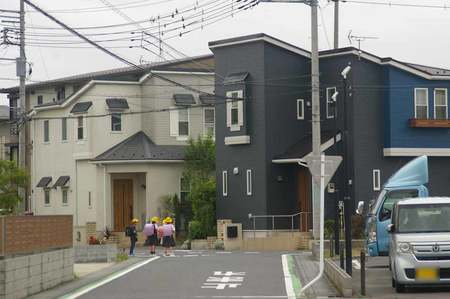 車が小学生の列に衝突した現場=19日、埼玉県三郷市