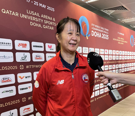 卓球の世界選手権、女子シングルス1回戦を終え、取材に応じるジーイン・ゼン=18日、ドーハ近郊ルサイル