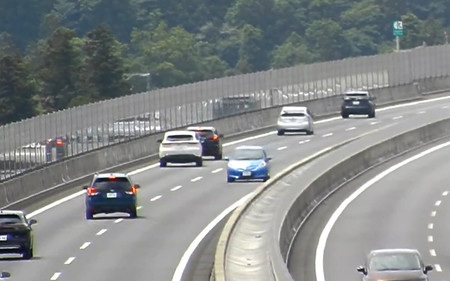新名神高速道路を逆走する青い乗用車(中央)=18日(NEXCO中日本 名古屋支社提供)