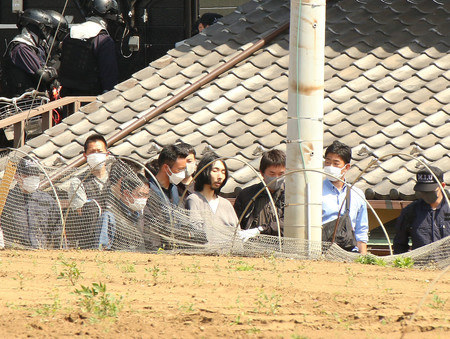立てこもり事件で逮捕された和田敢士容疑者(右から4人目)=20日午後、千葉県船橋市