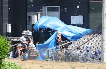 家族を人質に男が立てこもったアパート=20日午後、千葉県船橋市