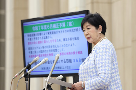 報道陣の取材に応じる東京都の小池百合子知事=20日午後、東京都新宿区