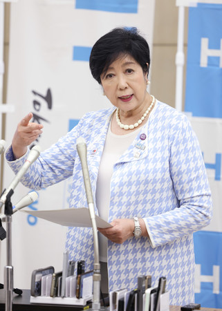 記者の質問に答える東京都の小池百合子知事=20日午後、東京都新宿区