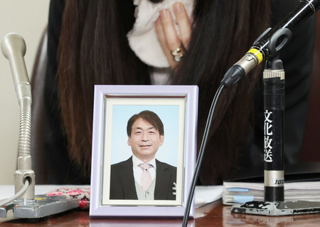 首都高6人死傷事故の初公判後、船本宏史さんの遺影を前に記者会見する妻恵津子さん=20日午後、東京都千代田区