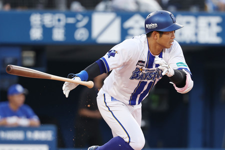 2回、2点適時内野安打を放つDeNAの桑原=20日、横浜