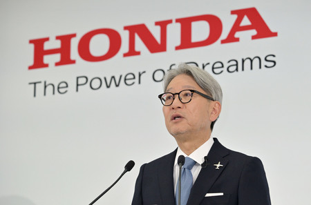 記者会見するホンダの三部敏宏社長=20日、東京都港区
