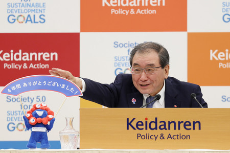 任期最後となる定例記者会見をする経団連の十倉雅和会長=20日午後、東京都千代田区