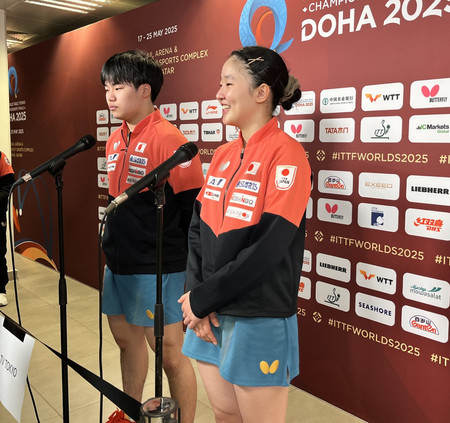 卓球の世界選手権で取材に応じる混合ダブルスの松島輝空(左)、張本美和組=20日、ドーハ近郊ルサイル