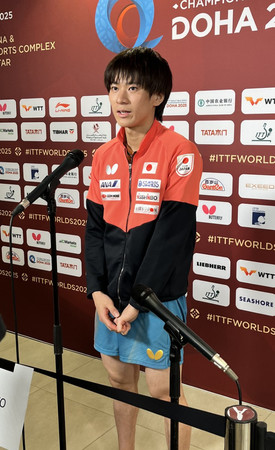 卓球の世界選手権で取材に応じる戸上隼輔=20日、ドーハ近郊ルサイル