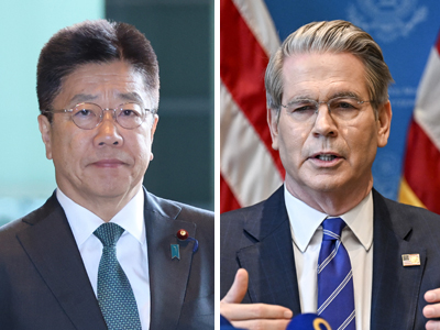 加藤勝信財務相(写真左)とベセント米財務長官(AFP時事)