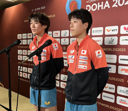 卓球の世界選手権で取材に応じる男子ダブルスの篠塚大登(右)と戸上隼輔=20日、ドーハ近郊ルサイル