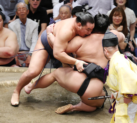 豊昇龍(左)は腰砕けで伯桜鵬を下す=21日、東京・両国国技館