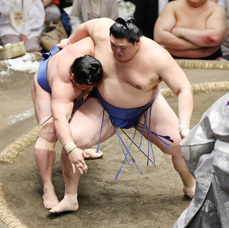 若隆景(左)を攻める大の里=21日、東京・両国国技館