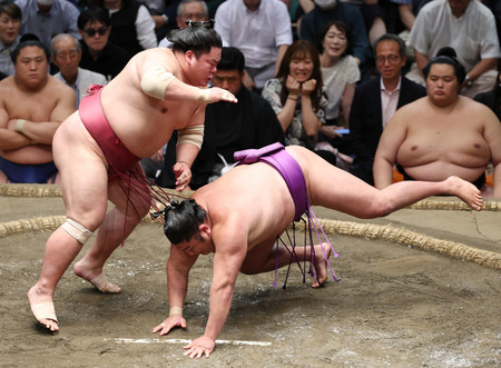 大栄翔(左)ははたき込みで尊富士を下して勝ち越しを決める=21日、東京・両国国技館