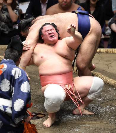 宇良(手前)は伝え反りで高安を破る=21日、東京・両国国技館