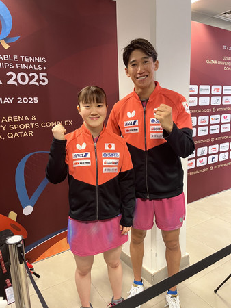 混合ダブルスで３位以上を決めた吉村真晴（右）、大藤沙月組＝２１日、ドーハ近郊ルサイル
