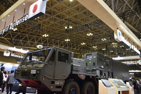 防衛装備品展示会「DSEI Japan 2025」に出展された、小型無人機(ドローン)に対処する高出力レーザー実証装置を搭載した防衛装備庁の試作車=21日、千葉市