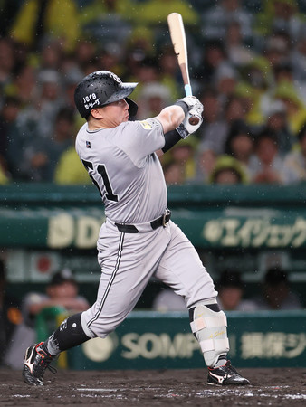 4回、先制の適時二塁打を放つ巨人の浅野=21日、甲子園
