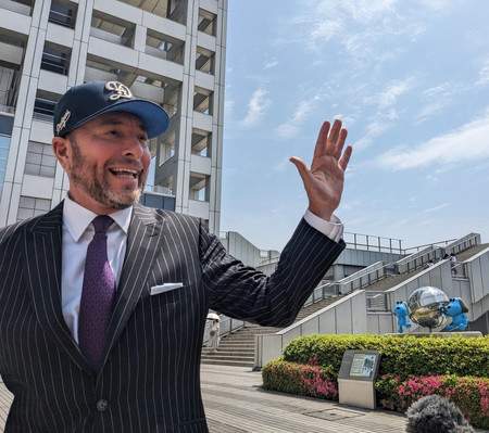 フジテレビ本社前で取材に応じる米ファンドのジェームズ・ローゼンワルド氏=21日午後、東京都港区