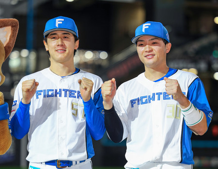 ソフトバンクにサヨナラ勝利し、笑顔でポーズを取る日本ハムの北山(左)と郡司=21日、エスコンF