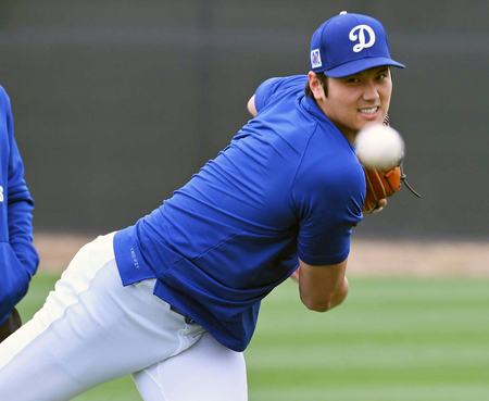 2月のキャンプで投球練習を行うドジャースの大谷翔平=米グレンデール