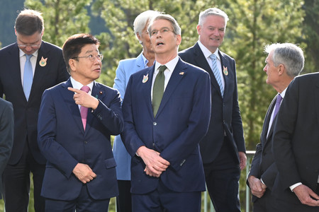 先進7カ国(G7)財務相・中央銀行総裁会議を前に、会話する加藤勝信財務相(左手前)とベセント米財務長官(中央)=21日、カナダ・バンフ