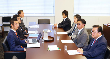 年金制度改革関連法案の修正協議を開始した自民、公明、立憲民主各党の実務者ら=22日午前、国会内