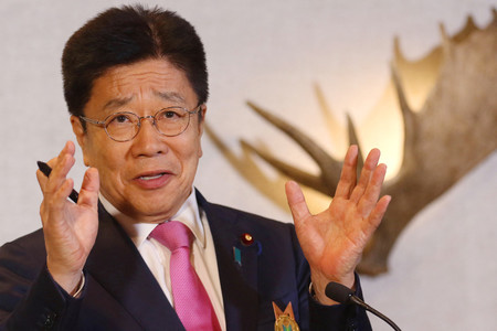 日米財務相会談後、記者団の取材に応じる加藤勝信財務相=21日、カナダ西部バンフ(AFP時事)