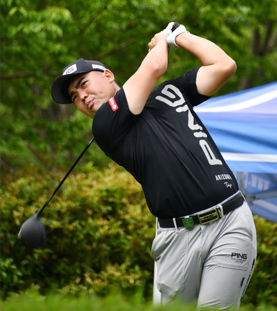 ティーショットを打つ蝉川泰果=22日、岐阜・三甲GC谷汲