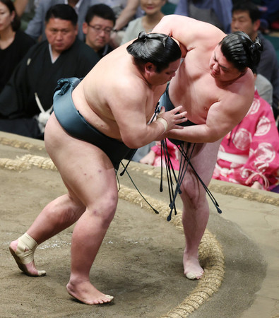 錦木(左)は寄り切りで時疾風を破る=22日、東京・両国国技館