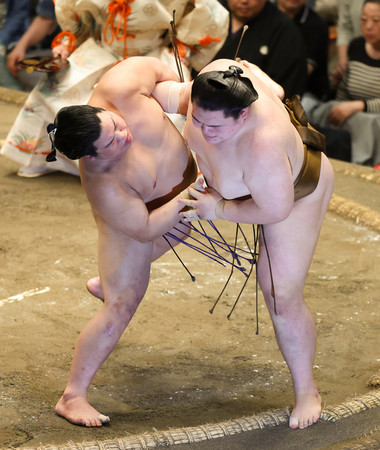王鵬(右)は寄り切りで平戸海に敗れた=22日、東京・両国国技館