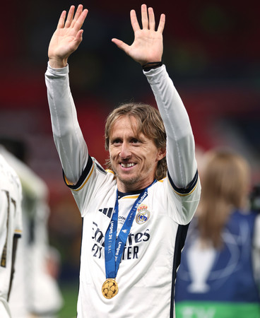 昨年の試合で、声援に応えるモドリッチ=2024年6月、ロンドン(EPA時事)